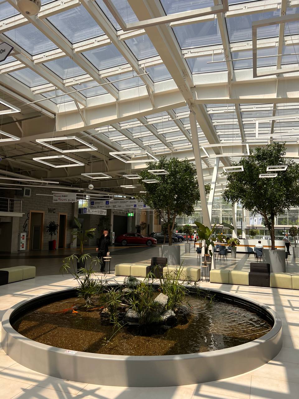 Автосалон Mycar Almaty — декоративный пруд — изображение 6