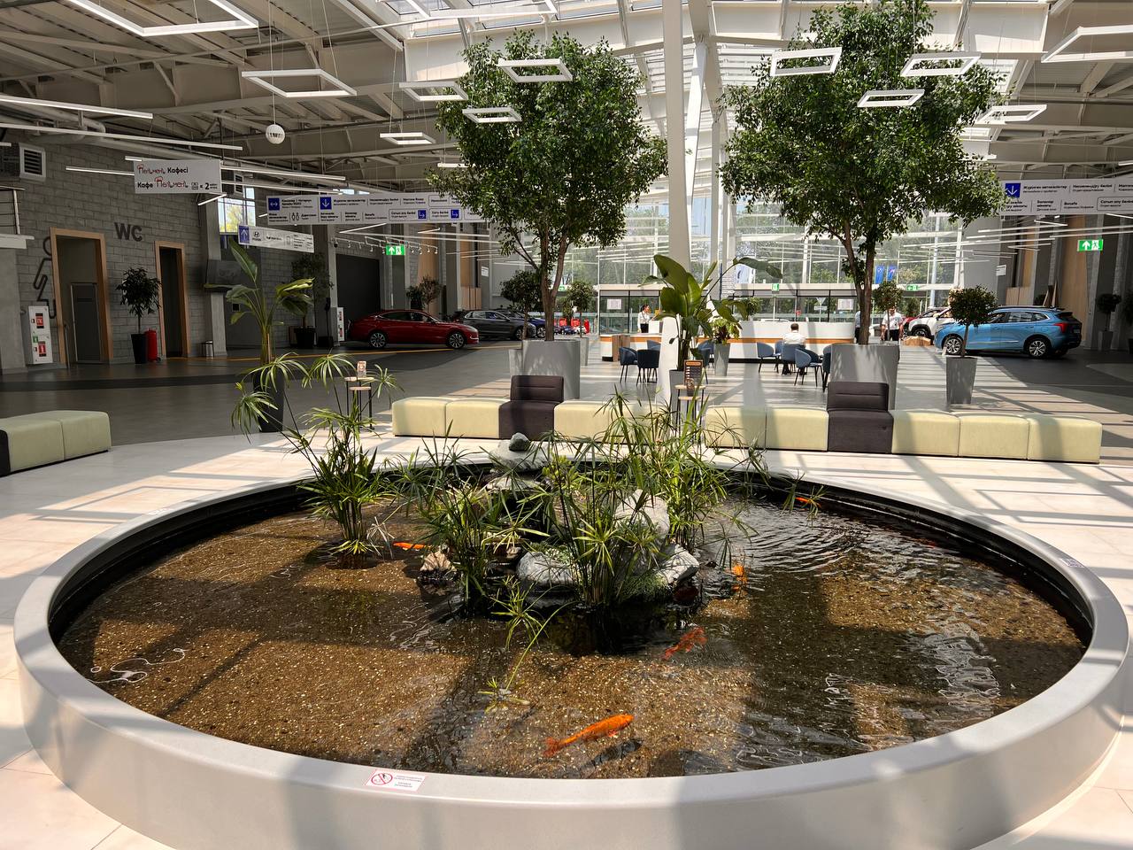 Автосалон Mycar Almaty — декоративный пруд — изображение 2