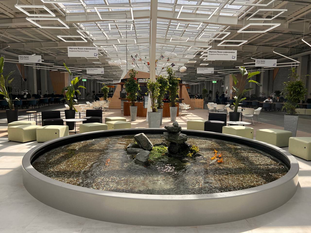 Автосалон Mycar Almaty — декоративный пруд — изображение 5