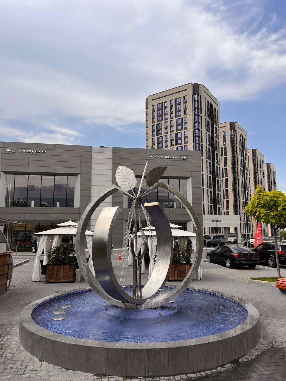 Автосалон Jaguar Land Rover Astana Motors — фонтан — изображение 3