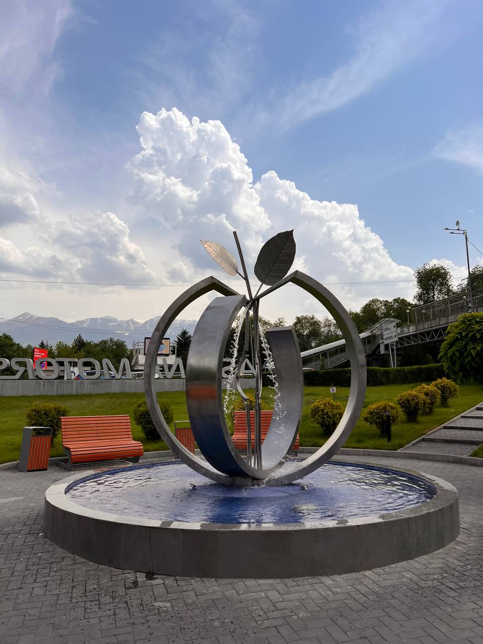 Автосалон Jaguar Land Rover Astana Motors — фонтан — изображение 5