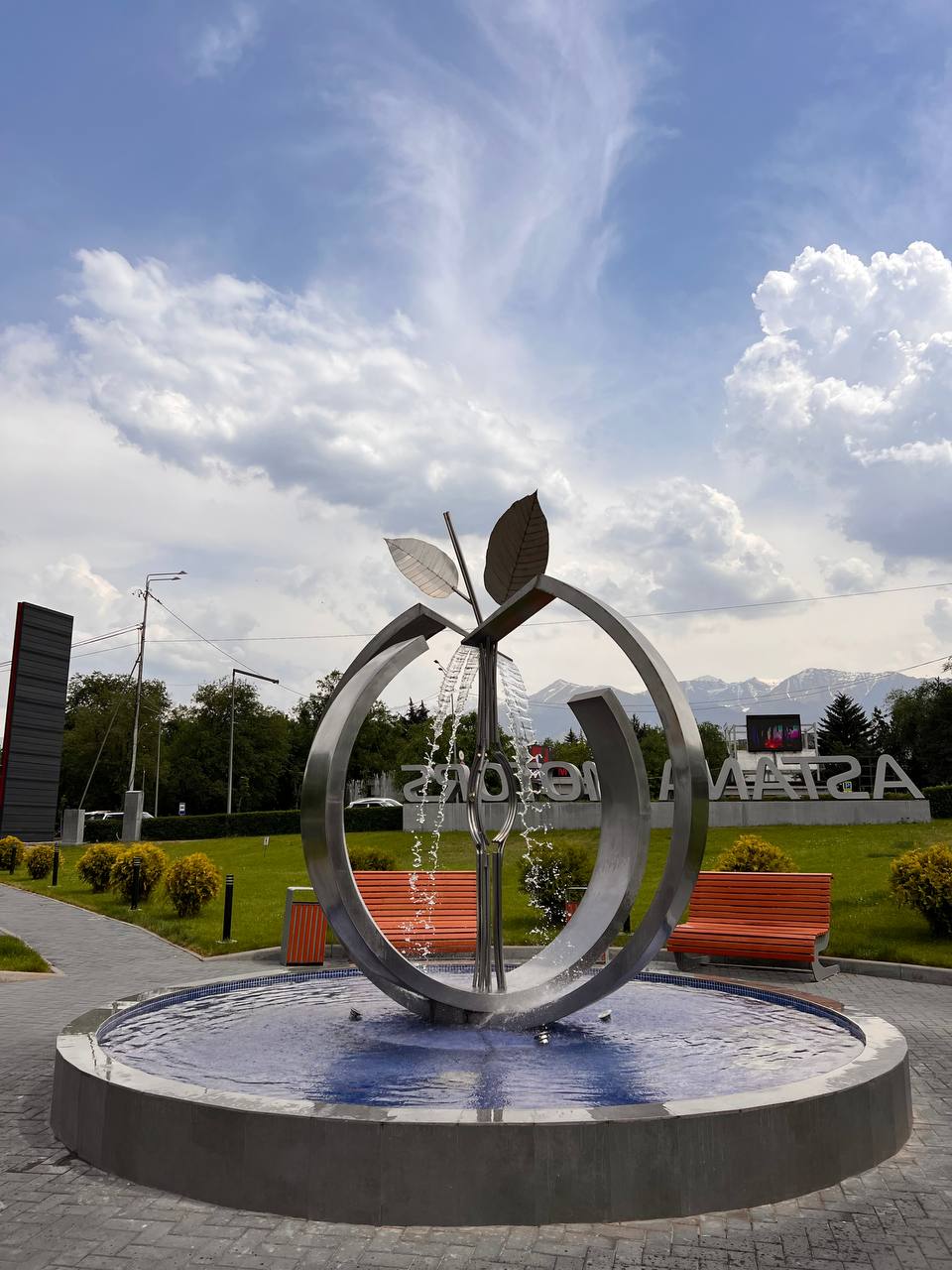 Автосалон Jaguar Land Rover Astana Motors — фонтан — изображение 4