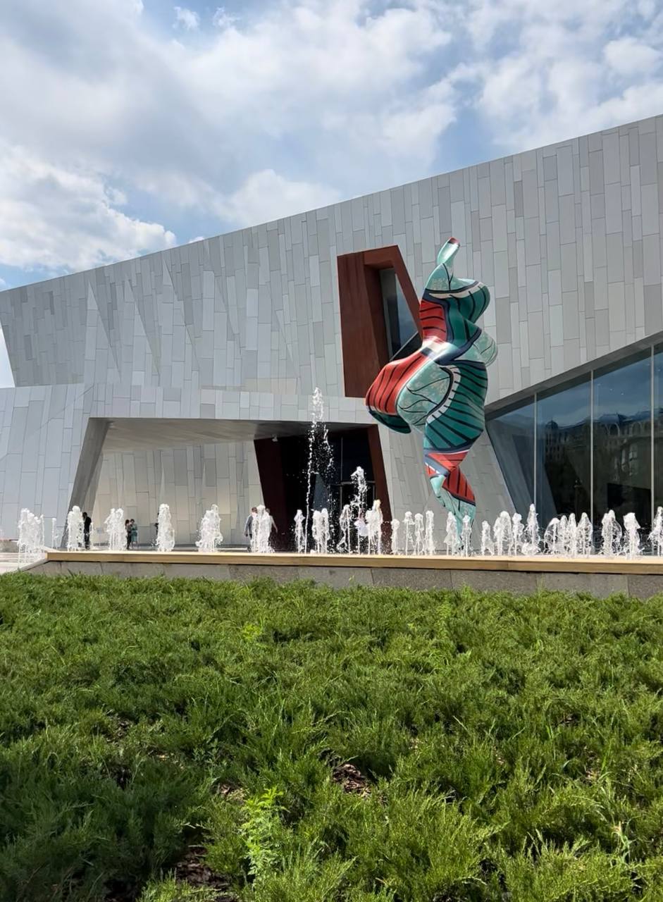 almaty museum of arts — Пешеходный фонтан и водная гладь — изображение 3