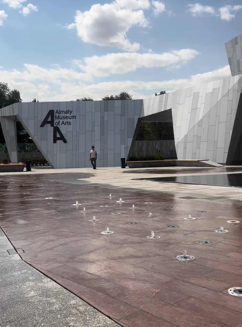 almaty museum of arts — Пешеходный фонтан и водная гладь — изображение 4